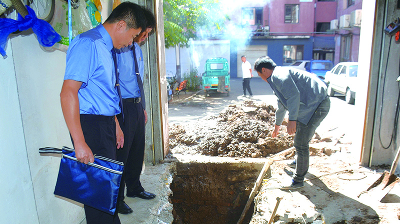 檢察干警在施工現(xiàn)場(chǎng)監(jiān)督