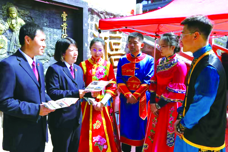 檢察官現(xiàn)場開展普法宣傳