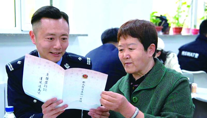 二題圖，監(jiān)獄向民警和家屬發(fā)放了《致民警家屬的一封信》