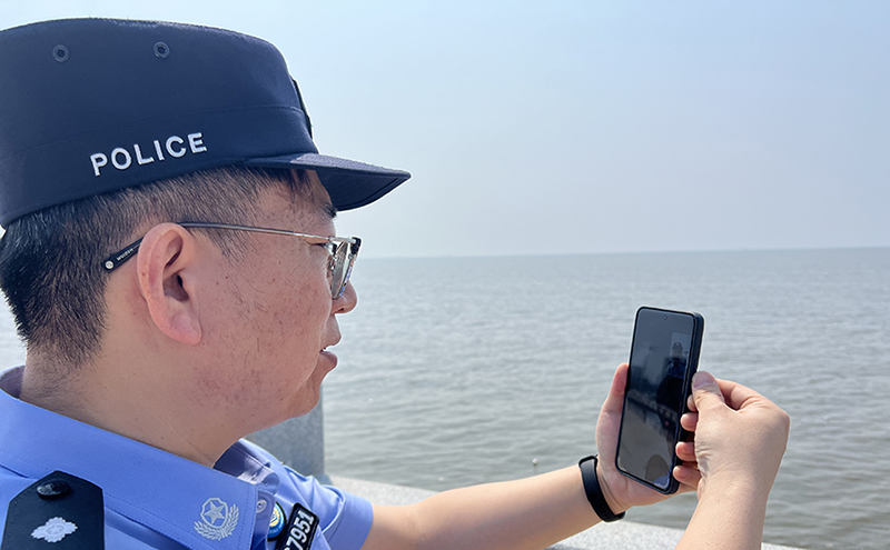 “閉上眼睛聽(tīng)，這就是大海的心跳聲?！? style=