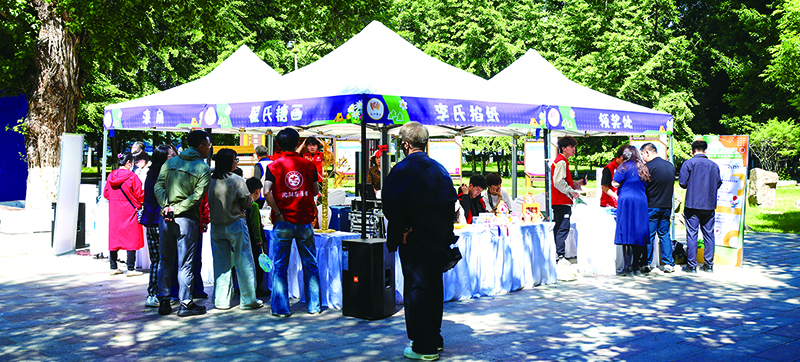 在沈陽市法治公益游園會(huì)現(xiàn)場(chǎng)，市民積極參與活動(dòng)