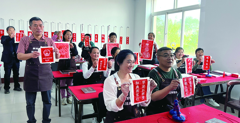 盤錦市雙臺(tái)子區(qū)雙盛街道常家村村民將民法典知識(shí)用非遺金石傳拓結(jié)合