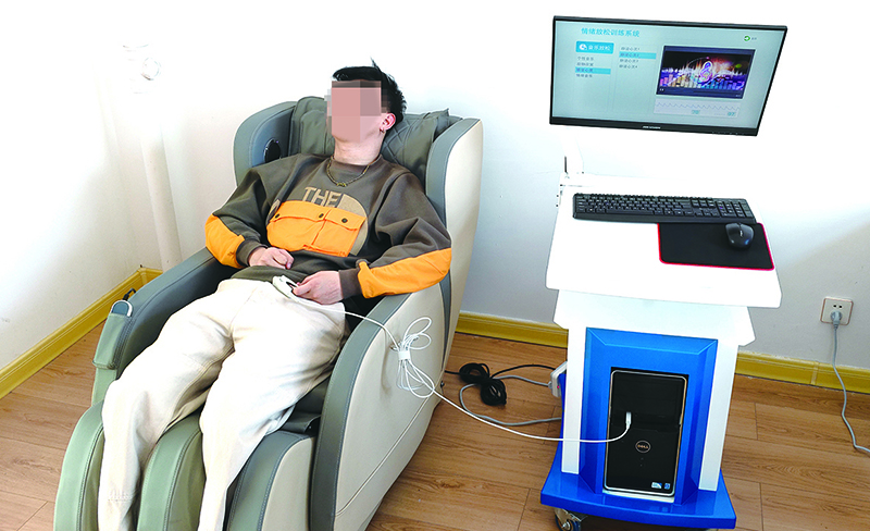 通過音樂放松的形式對自愿戒毒人員開展心理疏導(dǎo)，舒緩心理壓力。（當(dāng)事人打碼）