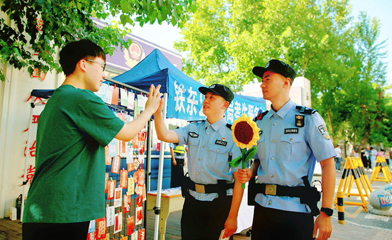 鞍山公安為考生鼓勁