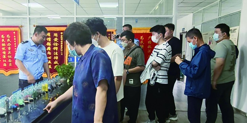 互動體驗區(qū)的仿真毒品吸引了群眾駐足