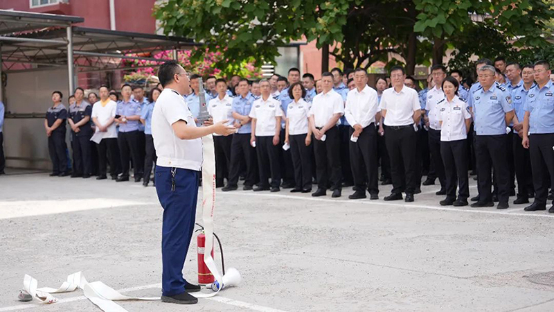 頭題，消防救援大隊(duì)教官講解了滅火器操作方法。