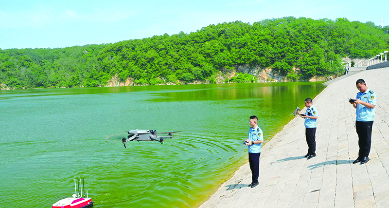 執(zhí)法人員使用無人船、無人機對水庫開展巡查