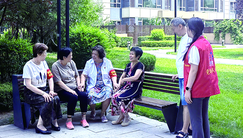 “銀齡志愿者”對(duì)空調(diào)機(jī)腳架掉落矛盾雙方進(jìn)行調(diào)解