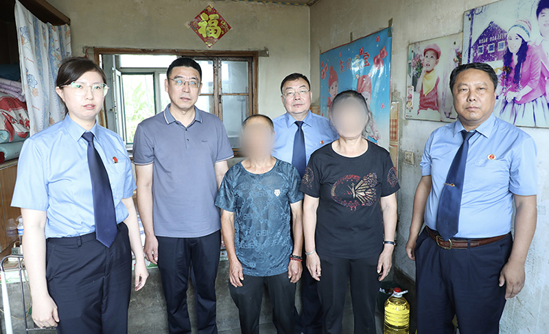 李圣軒（左二）、武秋生（左四）一行到看望劉某夫婦