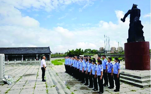 營口監(jiān)獄青年民警在營口西炮臺愛國主義教育基地參觀學(xué)習(xí)。