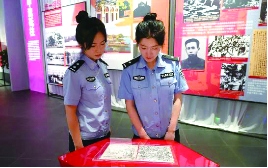 撫順第二監(jiān)獄民警參觀“豐碑——中國共產(chǎn)黨領(lǐng)導(dǎo)東北抗戰(zhàn)的歷史貢獻(xiàn)主題展”。