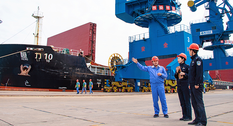 大連市公安局沿海安全保衛(wèi)局民警來(lái)到轄區(qū)企業(yè)走訪，了解企業(yè)急難愁盼問(wèn)題。