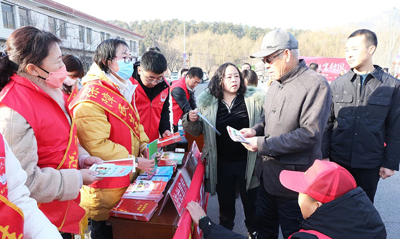 喀左縣委政法委聯(lián)合縣司法局、中三家鎮(zhèn)政府開展法律宣傳、咨詢活動。