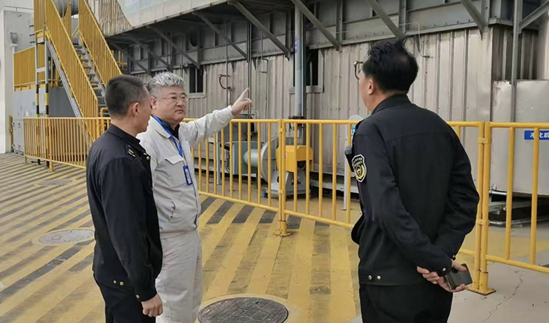 劉濤（中）對(duì)執(zhí)法過(guò)程提出監(jiān)督意見(jiàn)