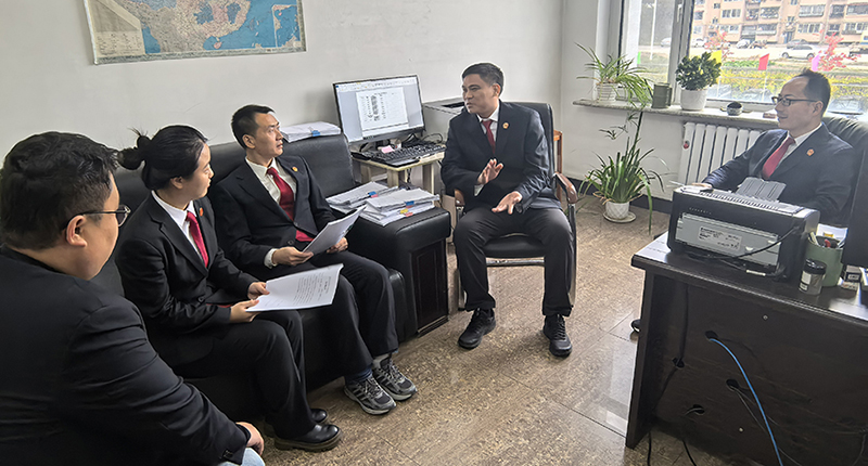 頭題圖，佟飛（右二）與執(zhí)行干警研討執(zhí)行攻堅(jiān)方案