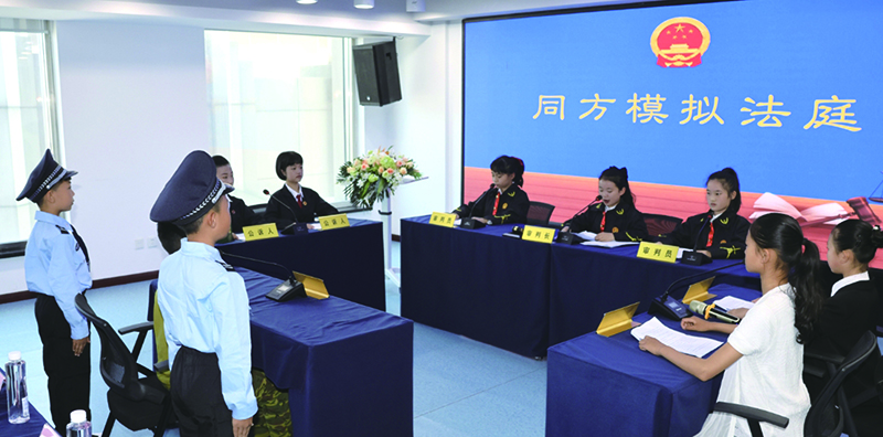 學(xué)生參加模擬法庭現(xiàn)場。 本報(bào)記者孟浩攝