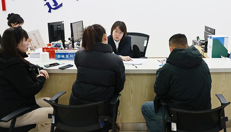 省公共法律服務(wù)中心公證窗口工作人員在回答群眾咨詢