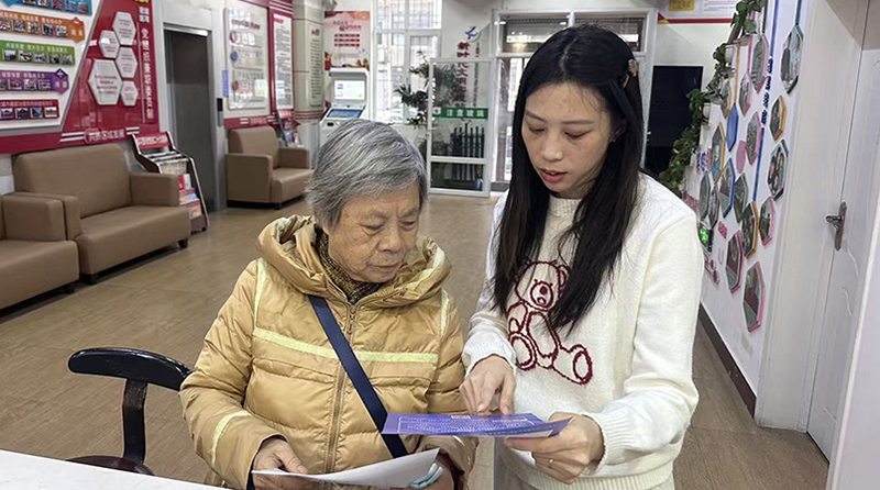 盤錦市雙臺子區(qū)勝利街道團結(jié)社區(qū)網(wǎng)格員正在為居民普法