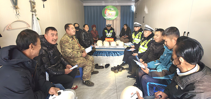 鐵嶺市公安局交通管理支隊宣傳大隊走進村民家舉辦“炕頭學堂”