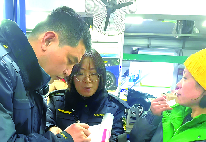 執(zhí)法人員現(xiàn)場向汽修企業(yè)負責(zé)人宣傳危廢管理法規(guī)