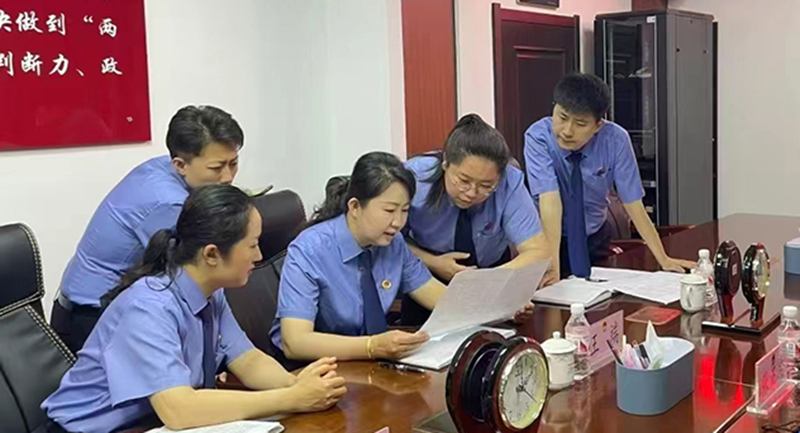 青年干警與辦案檢察官開展業(yè)務(wù)交流