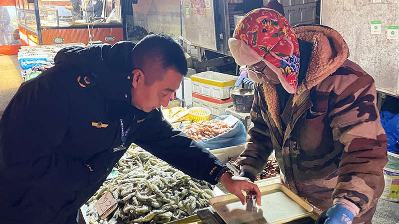 市場監(jiān)管工作人員在檢查計量器具