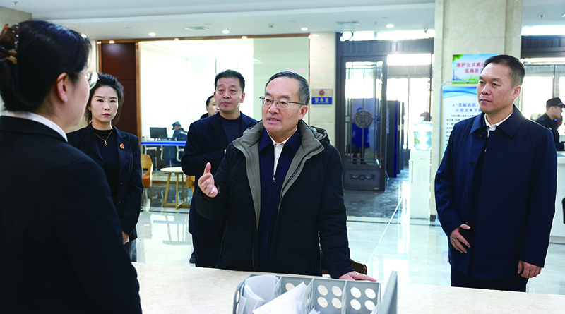 1月7日，省委常委、政法委書記鄭藝在盤錦市中級人民法院訴訟服務大廳與法院工作人員深入交流。 本報記者 孟浩 攝