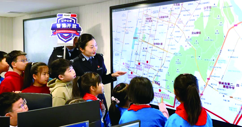 民警向孩子們展示智能化指揮調(diào)度系統(tǒng)