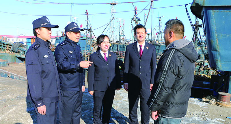 法警大隊配合公益訴訟部門深入港口碼頭開展調(diào)查取證