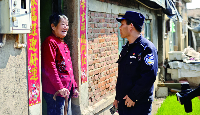 頭題圖，民警在社區(qū)走訪過程中與群眾“嘮家常”