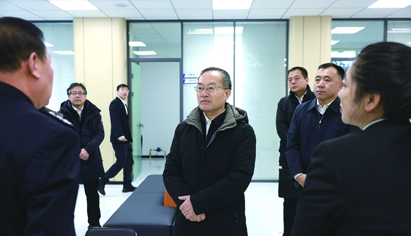 1月13日，省委常委、政法委書記鄭藝（中）在本溪市溪湖區(qū)綜治中心與工作人員深入交流。 本報記者 孟浩 攝