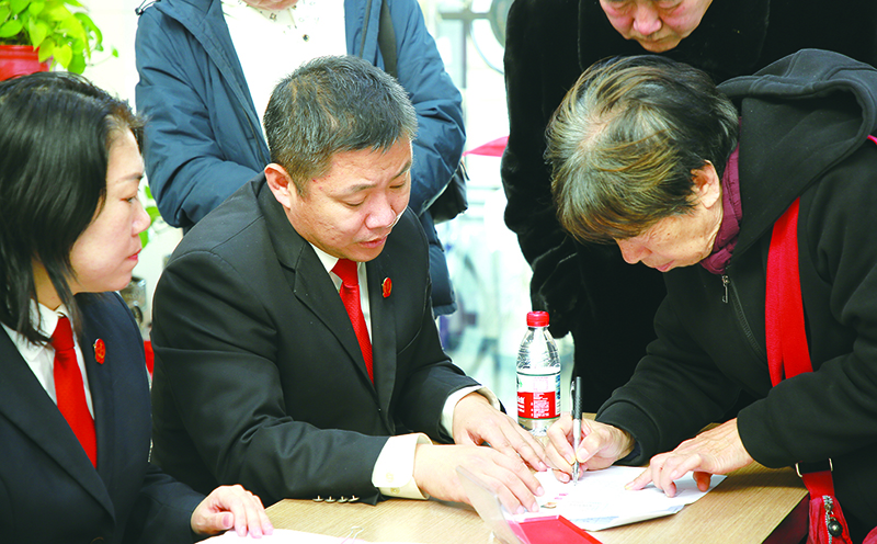 老人現(xiàn)場(chǎng)確認(rèn)領(lǐng)取旅游款1