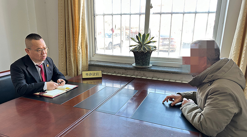 趙建峰（左一）在“法律診室”為前來咨詢的群眾解答法律問題。