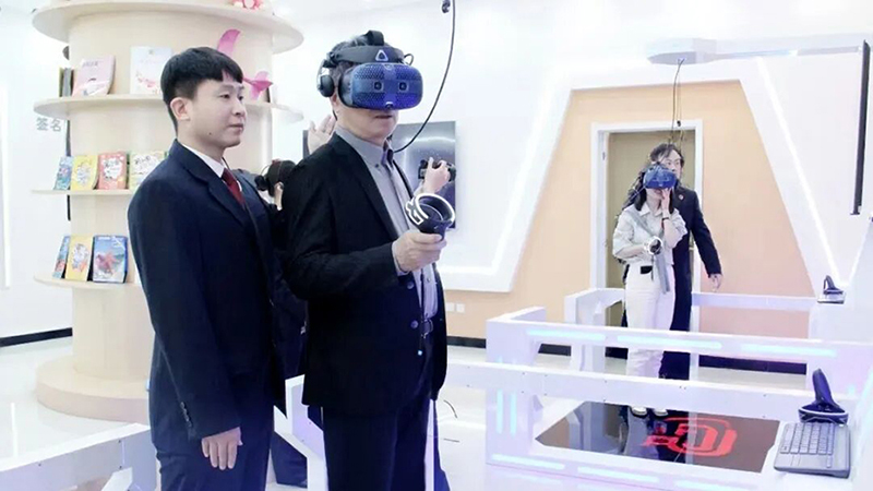 頭題，代表委員在“檢察VR體驗(yàn)區(qū)”感受檢察工作成效