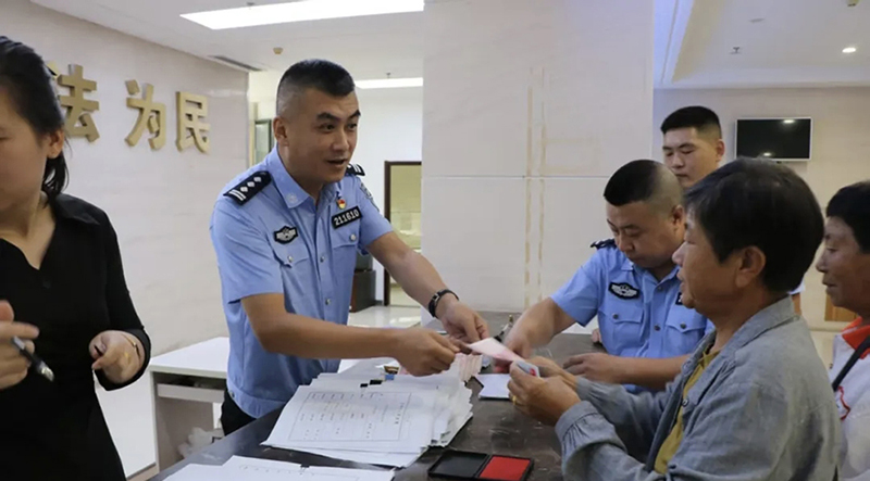 頭題圖，法院執(zhí)行干警向申請(qǐng)人發(fā)放執(zhí)行款