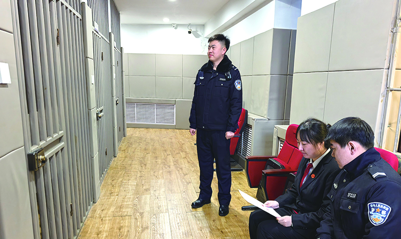 二題圖，執(zhí)行干警對(duì)被執(zhí)行人進(jìn)行釋法明理