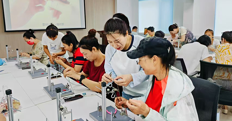 3促就業(yè)，沈陽(yáng)砂陽(yáng)北社區(qū)“幸福創(chuàng)益工坊”的老師耐心細(xì)致教學(xué)2