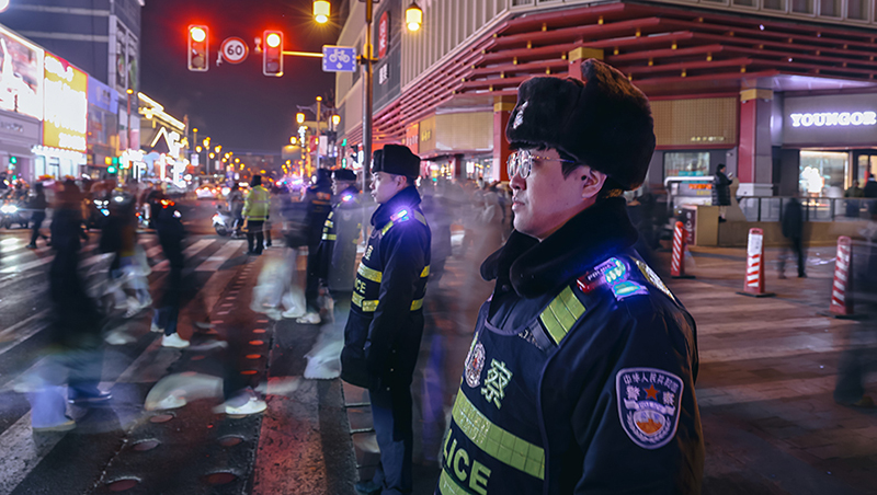 沈陽市公安局沈河分局民警在中街執(zhí)勤。