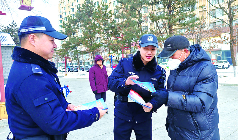 頭題圖，鐵嶺市公安局深入開(kāi)展“清風(fēng)禁賭?幸福平安”主題宣傳活動(dòng)，用通俗方式筑牢群眾拒賭思想防線。李影攝
