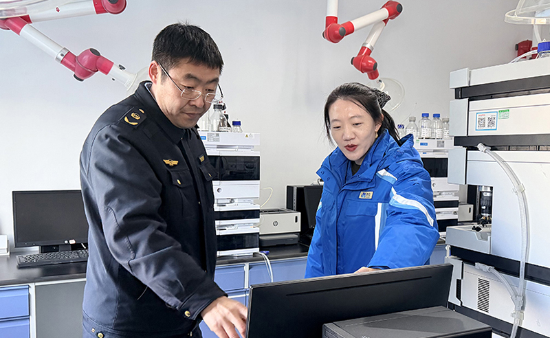 沈陽市經濟技術開發(fā)區(qū)生態(tài)環(huán)境分局工作人員對企業(yè)現(xiàn)場幫扶。