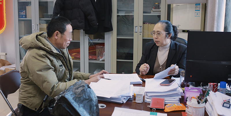 付菊（右）指導(dǎo)趙先生簽調(diào)解協(xié)議（當(dāng)事人打碼）