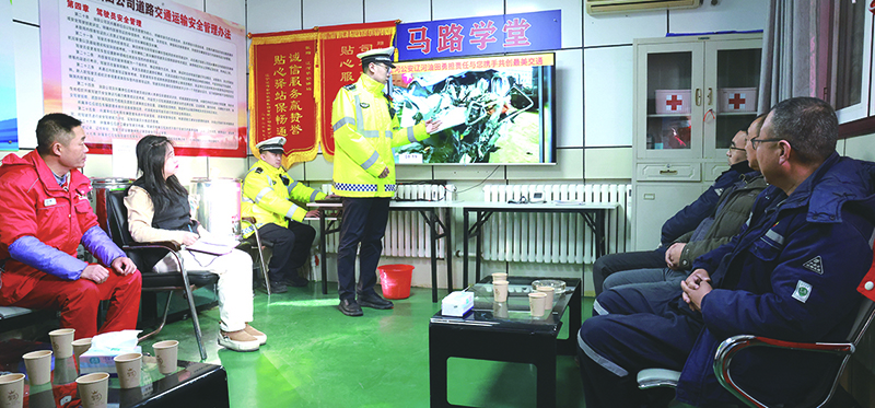 1 記者(左二)與司機(jī)師傅一起在賈廣英(左四)的安全駕駛小課堂聽(tīng)課