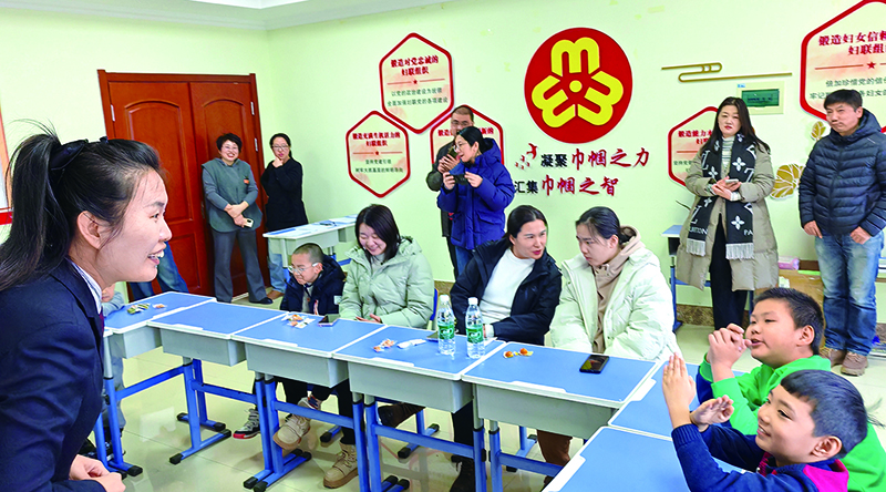 3鐵嶺縣人民檢察院未檢檢察官謝小雪與孩子們互動(dòng)