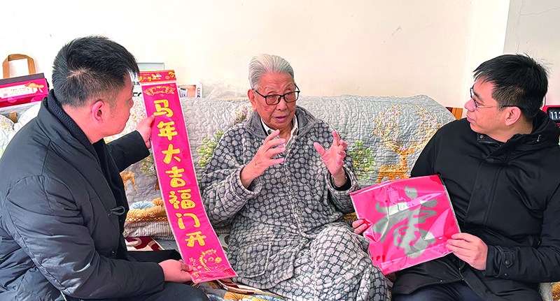 6志愿者為抗戰(zhàn)老兵送上福字和對(duì)聯(lián)