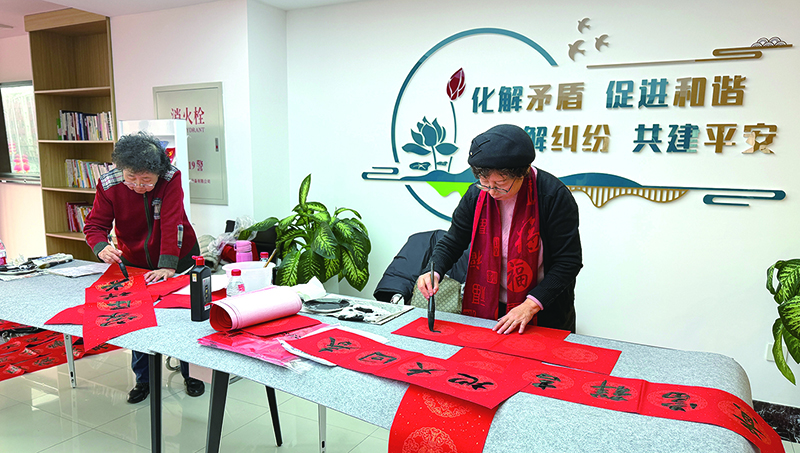 書法家正在書寫春聯(lián)