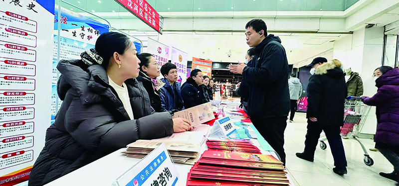 頭題圖，法援服務團隊答疑解惑。