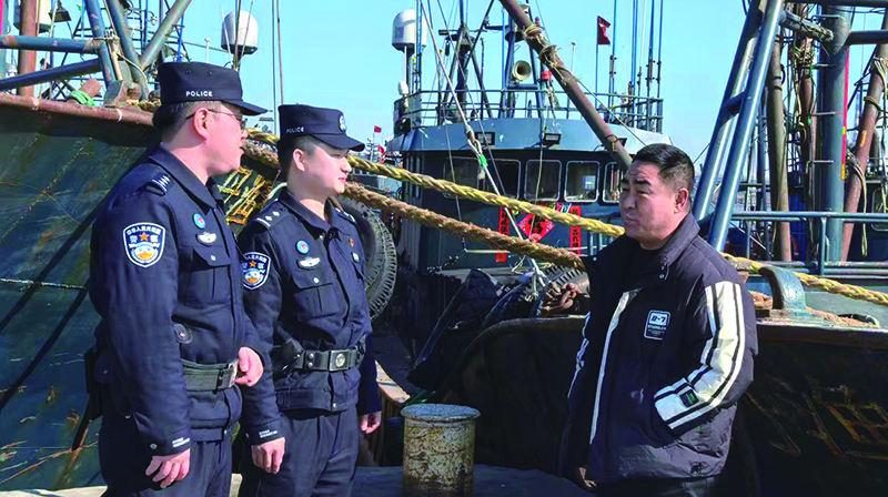 東 民警仔細核查船舶信息、排查安全隱患
