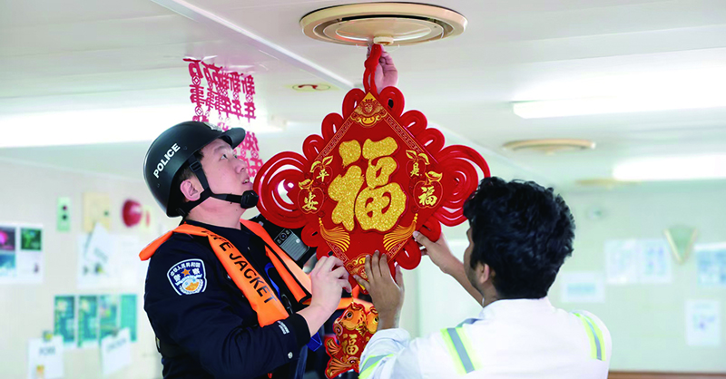 南 民警登輪與船員共貼窗花、同掛中國結(jié)