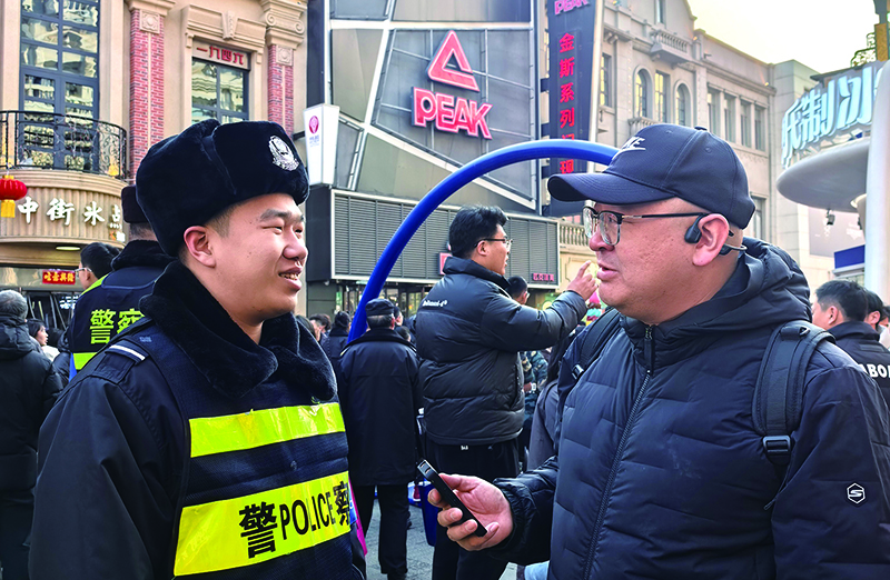 中 記者聽門廣斌講述自己的“新年心愿”。韋達攝