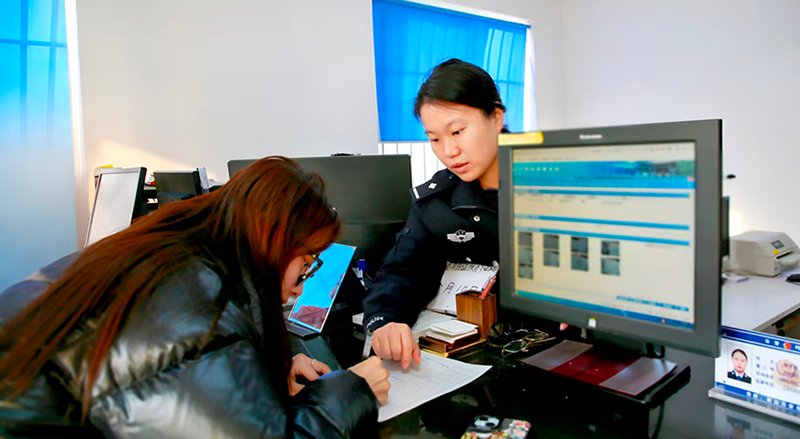 頭題圖,民警指導(dǎo)大學(xué)生填寫表格信息